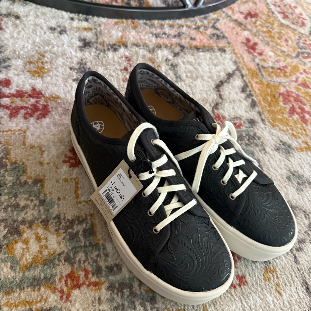 NWT Ariat platform shoes